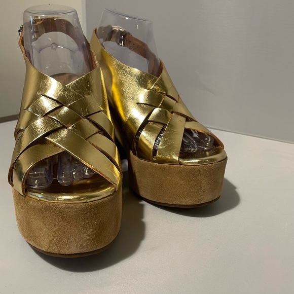 Janet Sport Sandals Golden Size 7.5 Buckle, Round Toeline, Square Heel Covered - Picture 9 of 14